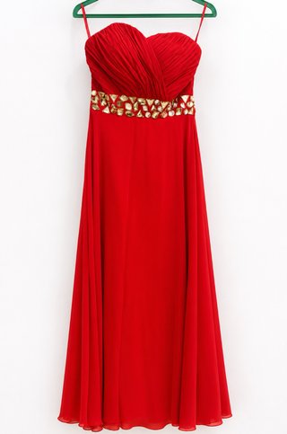 Vestido de fiesta rojo con detalles dorados