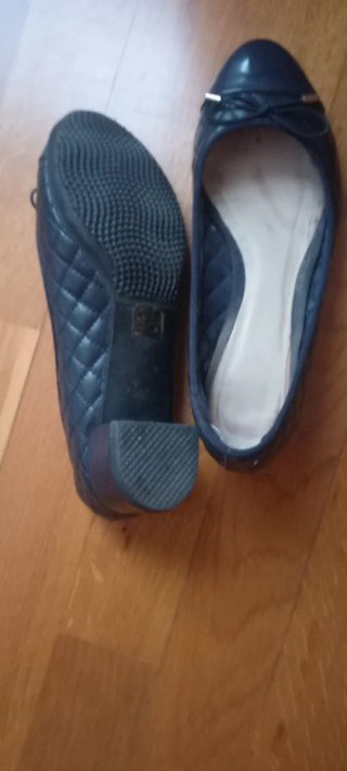 Zapatos planos azul oscuro de mujer.