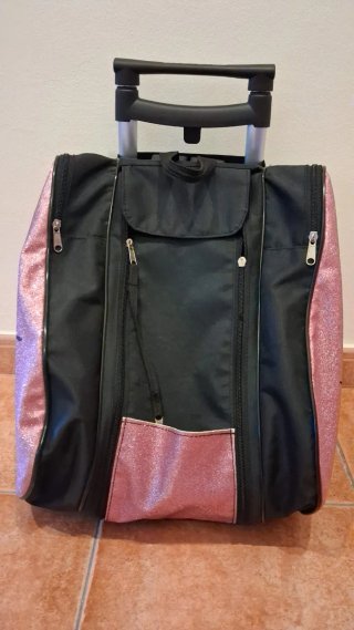 Mochila con ruedas y patinadora