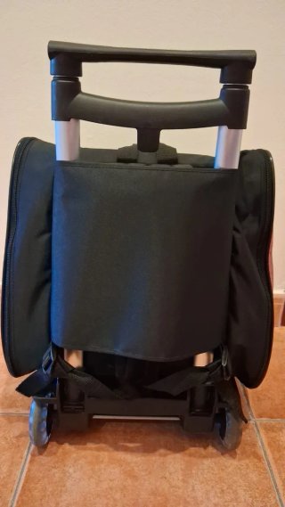 Mochila con ruedas y patinadora