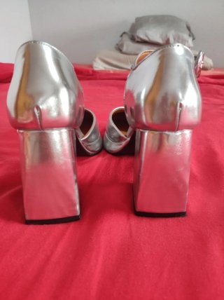 Zapatos de tacón plateados.pone 40 pero equivale39