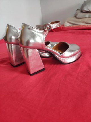 Zapatos de tacón plateados.pone 40 pero equivale39