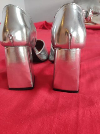 Zapatos de tacón plateados.pone 40 pero equivale39