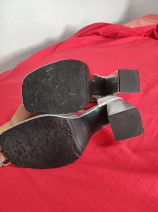 Zapatos de tacón plateados.pone 40 pero equivale39