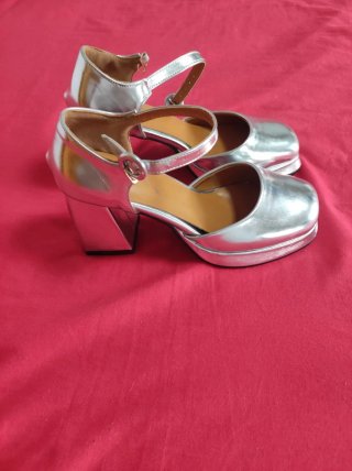 Zapatos de tacón plateados.pone 40 pero equivale39