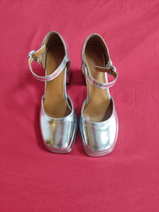 Zapatos de tacón plateados.pone 40 pero equivale39