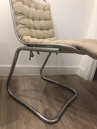 Sillas metálicas con cojines beige (2 unidades)