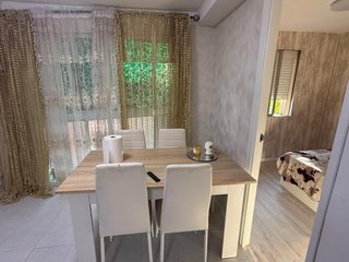 Mesa y 4 sillas comedor