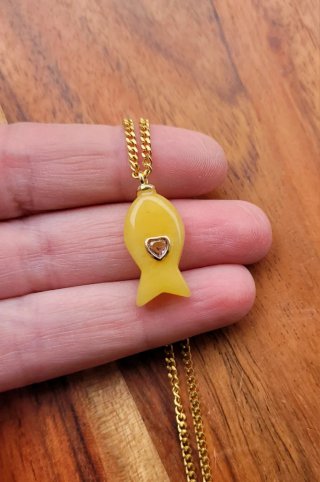 Collar con colgante de pez amarillo