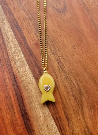 Collar con colgante de pez amarillo