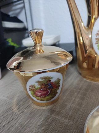 Juego de café dorado con figuras