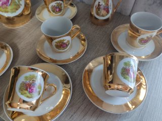 Juego de café dorado con figuras