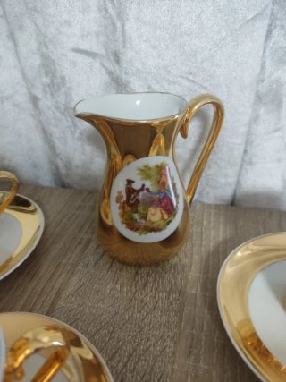 Juego de café dorado con figuras