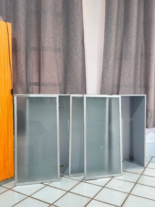 Muebles de cocina altos puerta cristal, estantes
