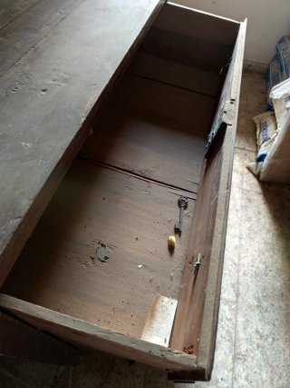 Antigua cómoda de madera