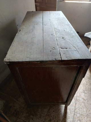 Antigua cómoda de madera