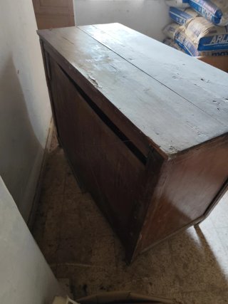Antigua cómoda de madera