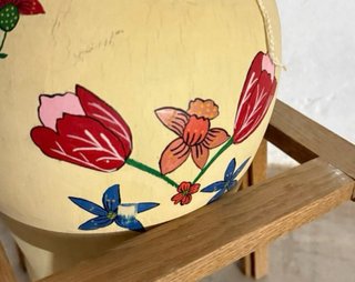 Botijo antiguo pintado a mano con pies de madera