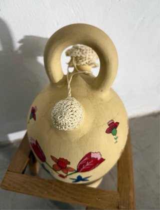 Botijo antiguo pintado a mano con pies de madera