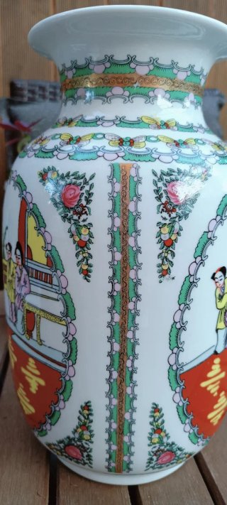 Jarrón de porcelana china decorado