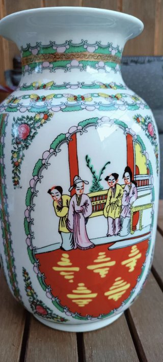 Jarrón de porcelana china decorado