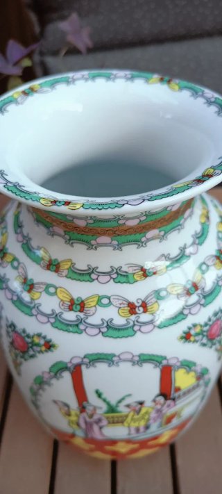 Jarrón de porcelana china decorado