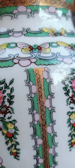 Jarrón de porcelana china decorado