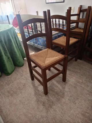Sillas de madera con asiento de cáñamo