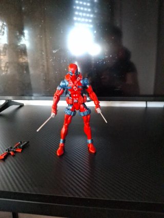 Figura Deadpool con armas
