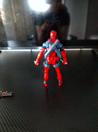 Figura Deadpool con armas