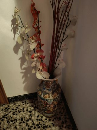 Jarrón de cerámica multicolor decorado