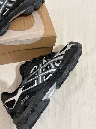 Zapatillas Asics Negras y Plateadas