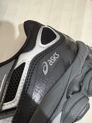 Zapatillas Asics Negras y Plateadas