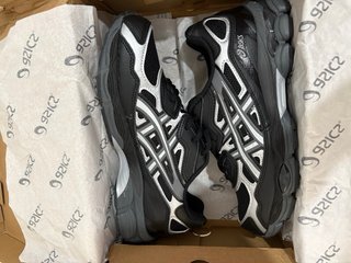 Zapatillas Asics Negras y Plateadas