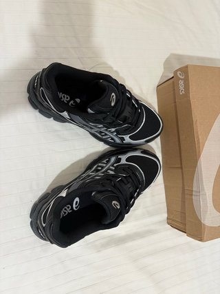 Zapatillas Asics Negras y Plateadas