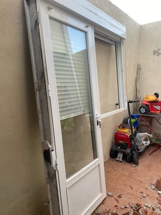 Puerta de patio blanca