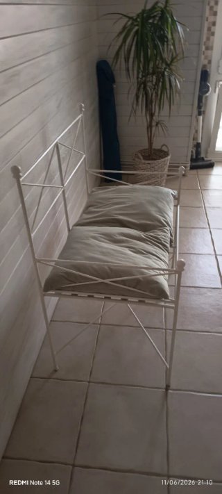 Banco de forja blanco con cojines