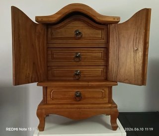 Mueble joyero de madera de teca. Década 1940 aprox