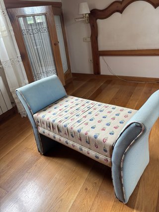 Banco tapizado floral azul