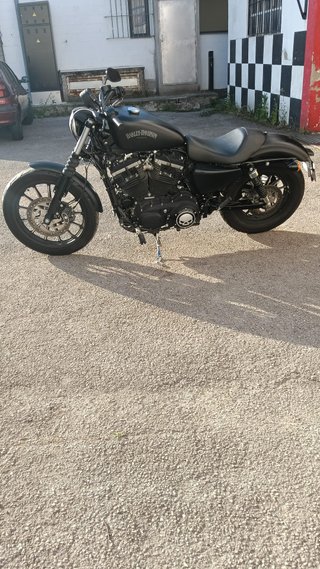 Harley Davidson Iron 883 Negra