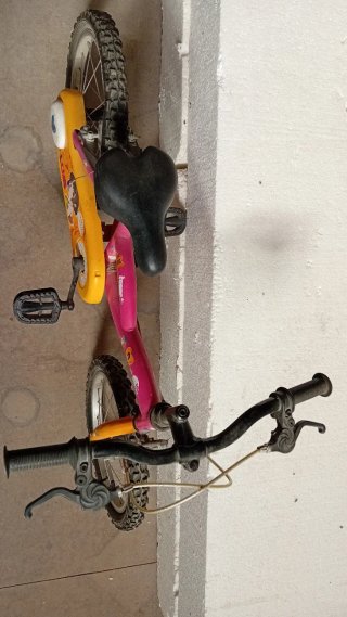 Bicicleta infantil rosa y amarilla