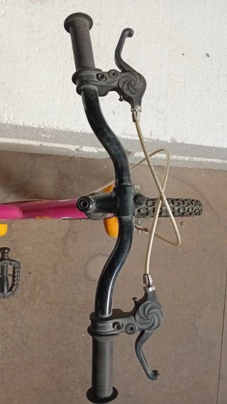 Bicicleta infantil rosa y amarilla
