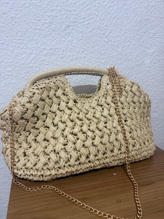 Bolso rafia trenzado con cadena dorada