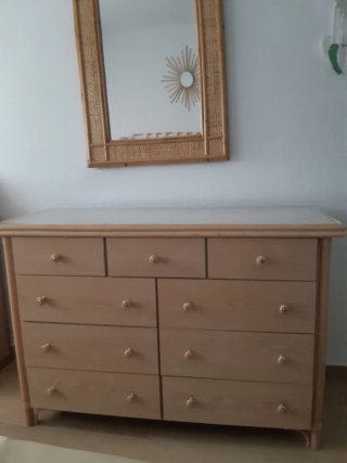 Cómoda de madera con espejo y mesitas