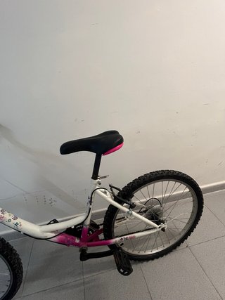 Bicicleta infantil blanca y rosa