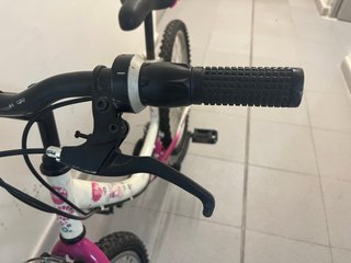 Bicicleta infantil blanca y rosa