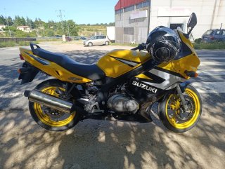 Suzuki Moto Deportiva Amarilla