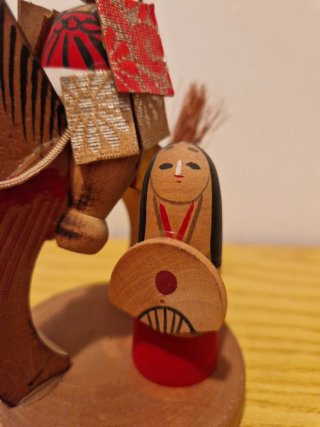 Kokeshi samurai a caballo con mujer (años 50) 14cm