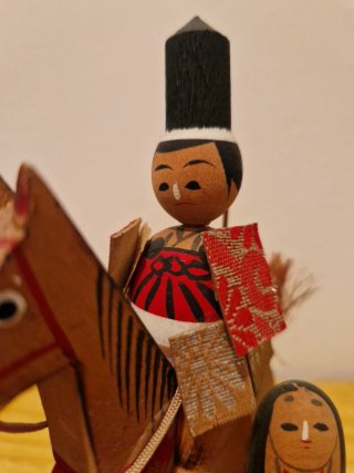 Kokeshi samurai a caballo con mujer (años 50) 14cm