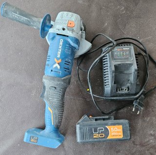 Amoladora radial Dexter con cargador y batería
